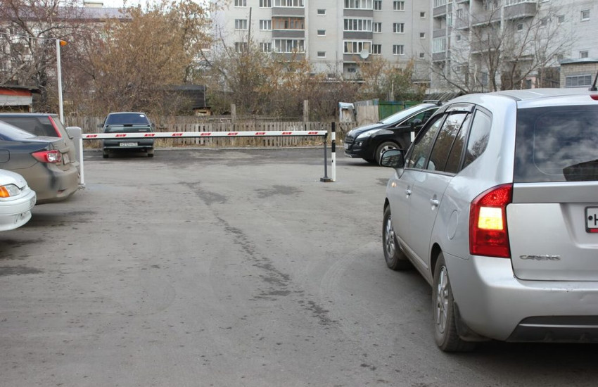 Установка шлагбаума во дворе дома